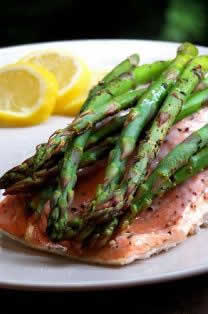 salmone con asparagi