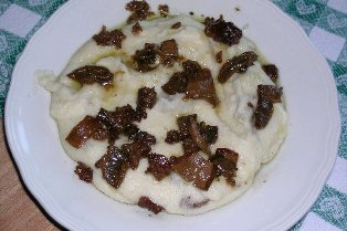 Polenta alla salsiccia e funghi porcini