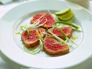 Carpaccio di tonno e cipollotti