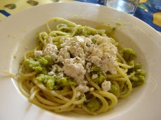 Spaghetti con macco di fave fresche