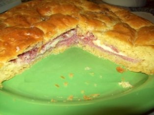 Pizza rustica prosciutto cotto, sottilette e carciofi