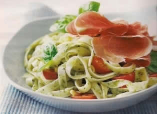 tagliatelle con pesto e prosciutto crudo