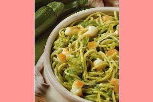 spaghetti con scamorza e zucchine