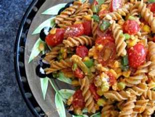 insalata di pasta vegetariana